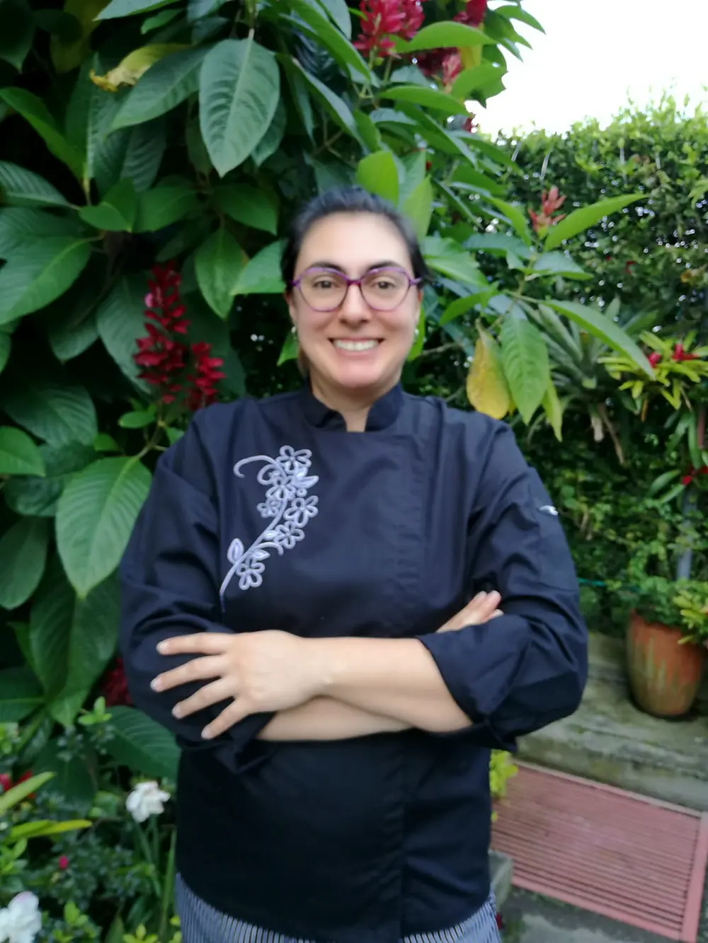 Catalina Pérez Jaimes, chef internacional graduada en Argentina, con chaqueta de chef negra