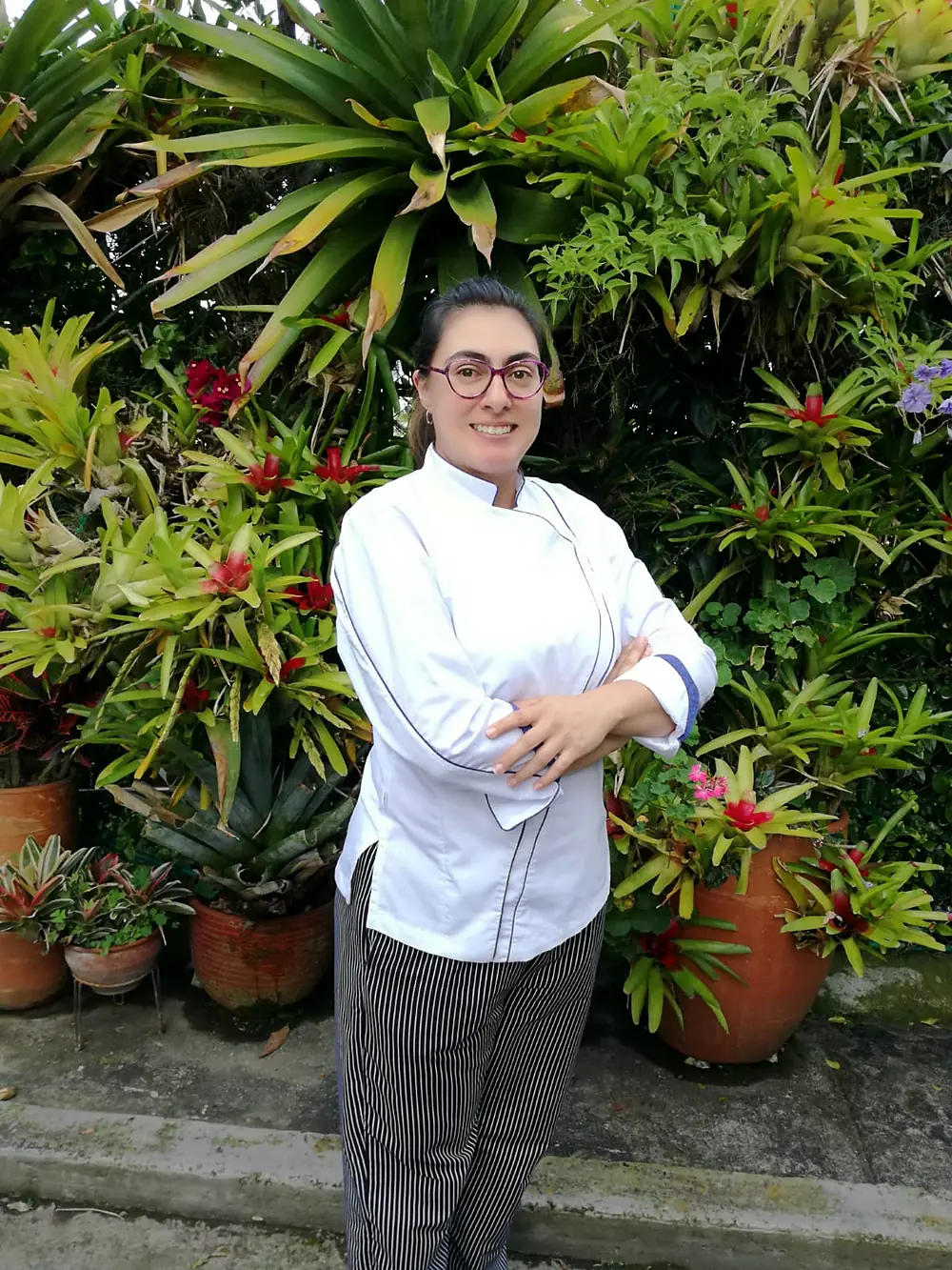 Catalina Pérez Jaimes, chef de Jaimes Artisan Bakery, con chaqueta blanca entre plantas